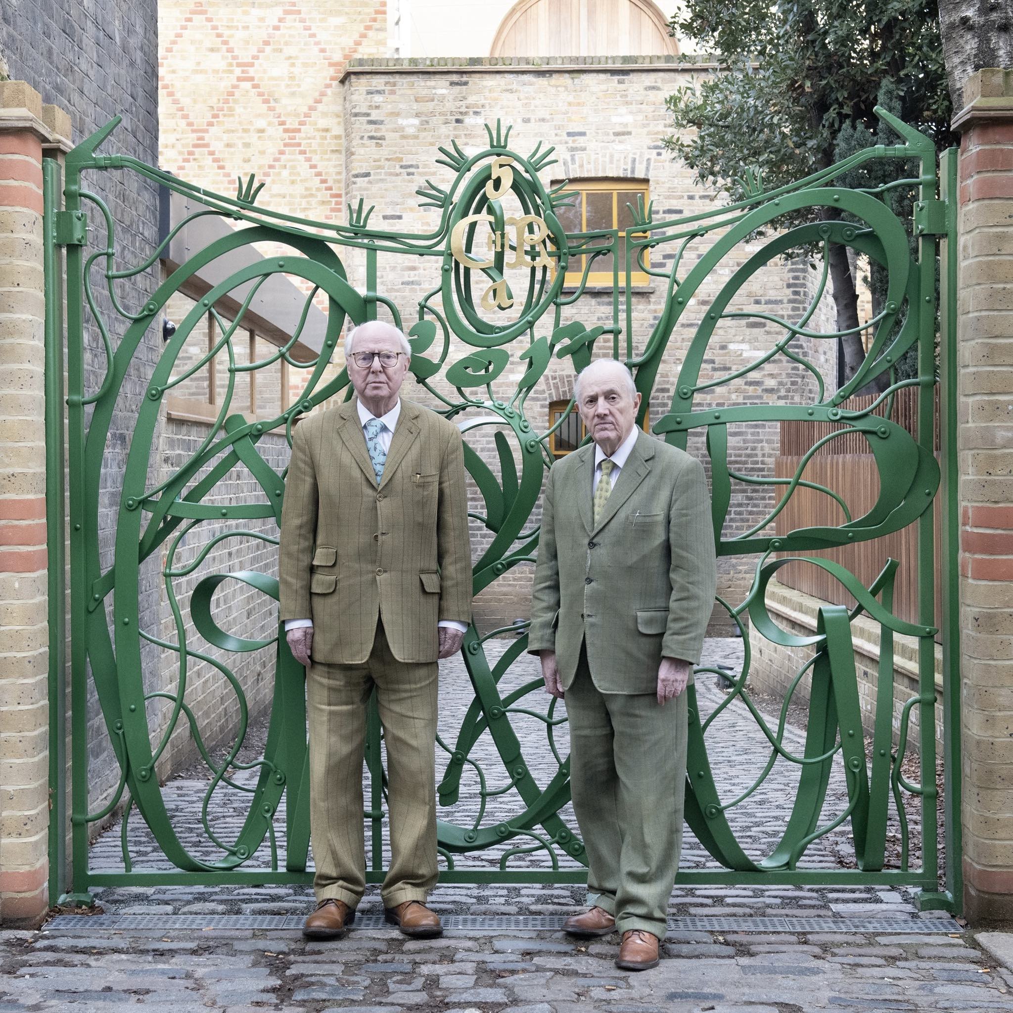 Gilbert & George all'ingresso del Gilbert & George Centre. Photo Yu Yigang © Gilbert & George