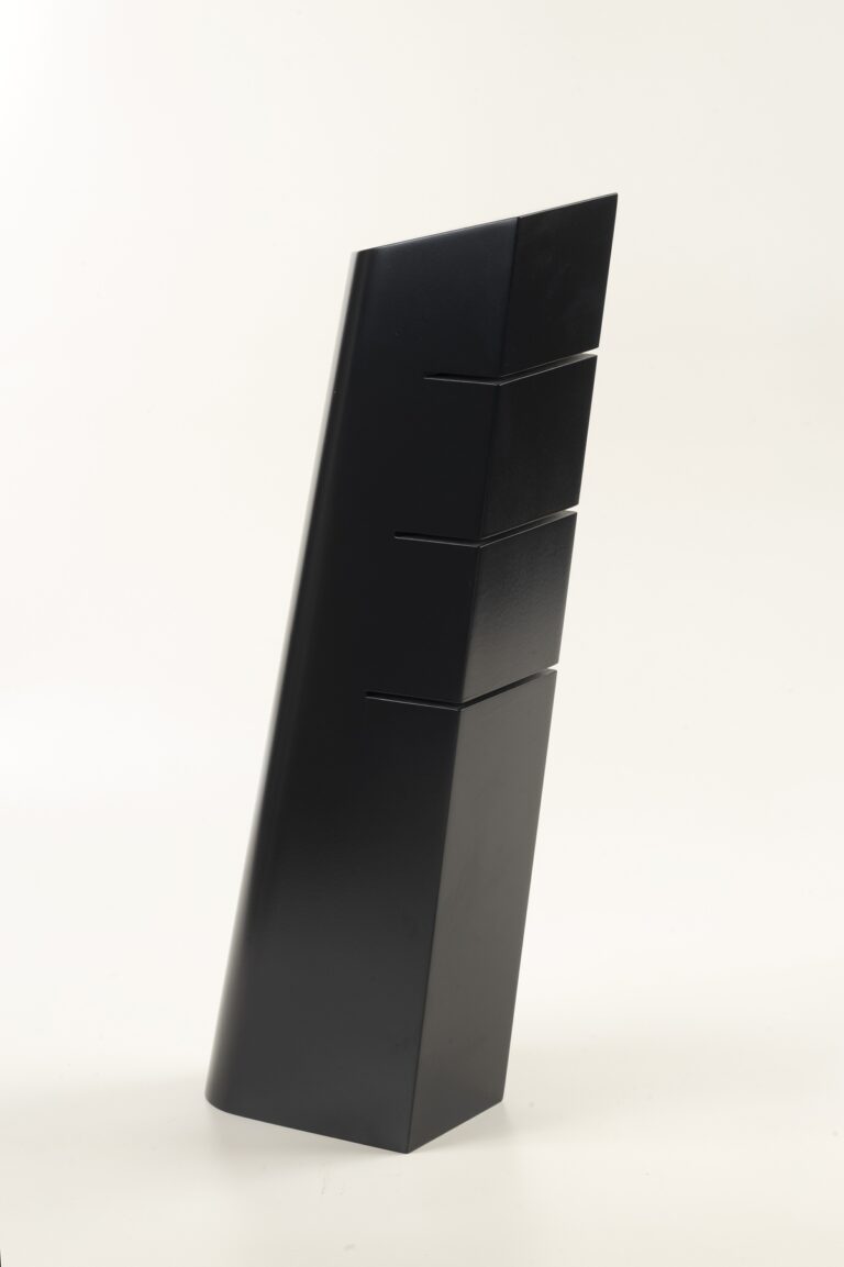 Giuliana Balice, Equilibrio instabile Una torre per Olimpia, 2001. Legno verniciato, 182 x 34 x 80 cm