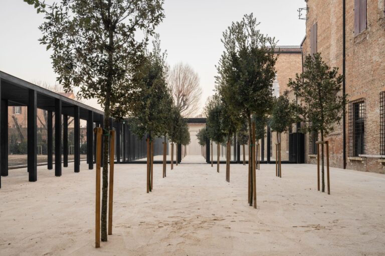 Labics, Palazzo dei Diamanti, passerella, photo © Marco Cappelletti, courtesy Labics