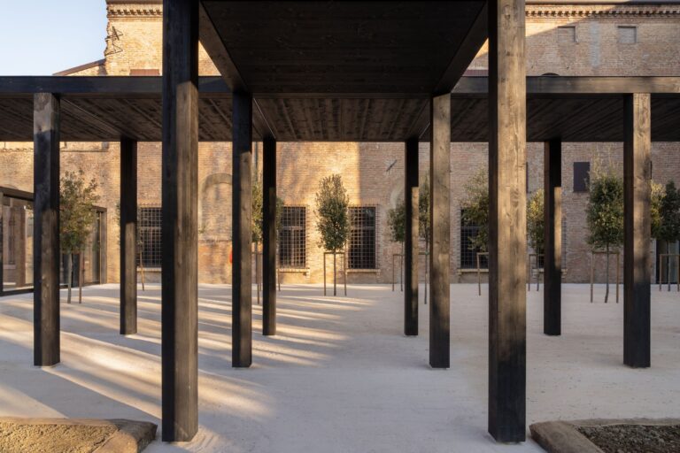 Labics, Palazzo dei Diamanti, passerella, photo © Marco Cappelletti, courtesy Labics