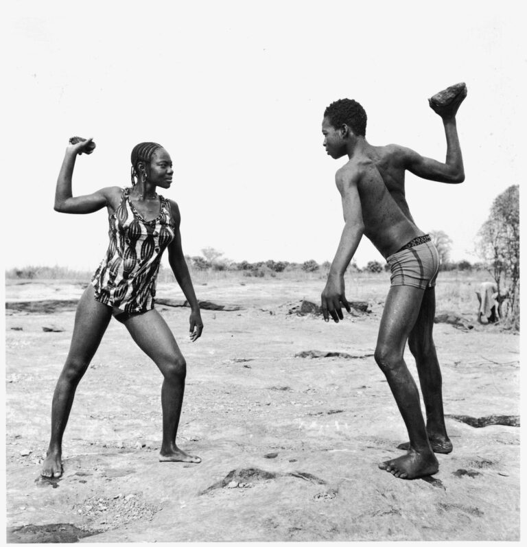 Malick Sidibé, Combat des amis avec pierres, 1976