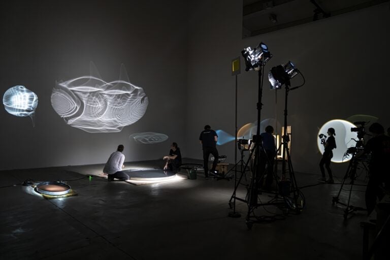 Nello Studio Olfaur Eliasson testando le proiezioni di luce, 2019. Photo María del Pilar García Ayensa, Studio Olafur Eliasson
