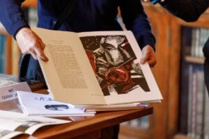 A Torino la storia della rivista Smens, prodotta all’antica e stampata a mano