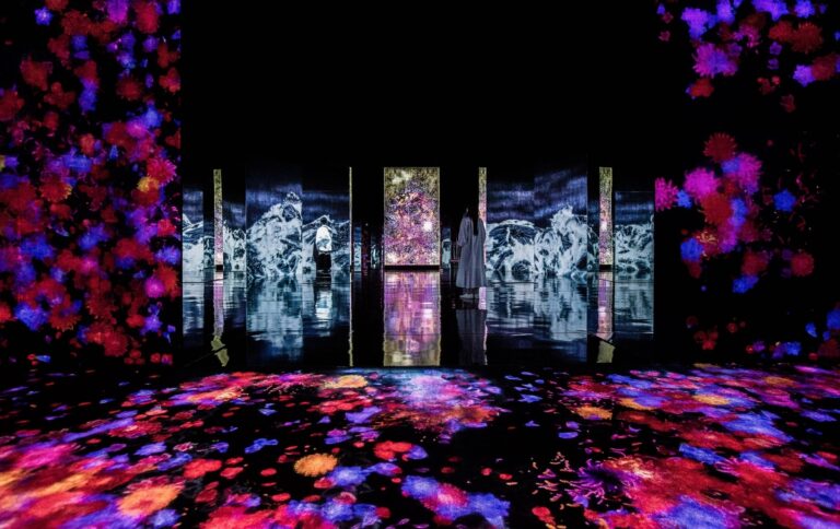 TeamLAB, Impermanent Flowers Floating in an Eternal Sea, installation view at Farol Santander, San Paolo, Brasile, 2023