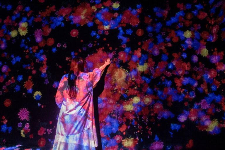 TeamLAB, Impermanent Flowers Floating in an Eternal Sea, installation view at Farol Santander, San Paolo, Brasile, 2023