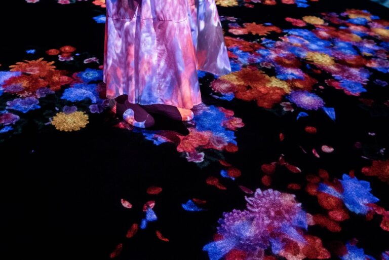 TeamLAB, Impermanent Flowers Floating in an Eternal Sea, installation view at Farol Santander, San Paolo, Brasile, 2023