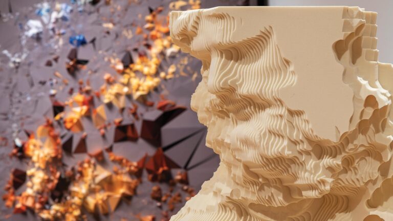 Una scultura di Gian Lorenzo Bernini sullo sfondo di una stampa digitale di Caccia alla tigre dalla serie “Iconographies di Rubens” da D. Quayola ©️ Rolando Paolo Guerzoni, Courtesy of Fondazione Modena Arti Visive