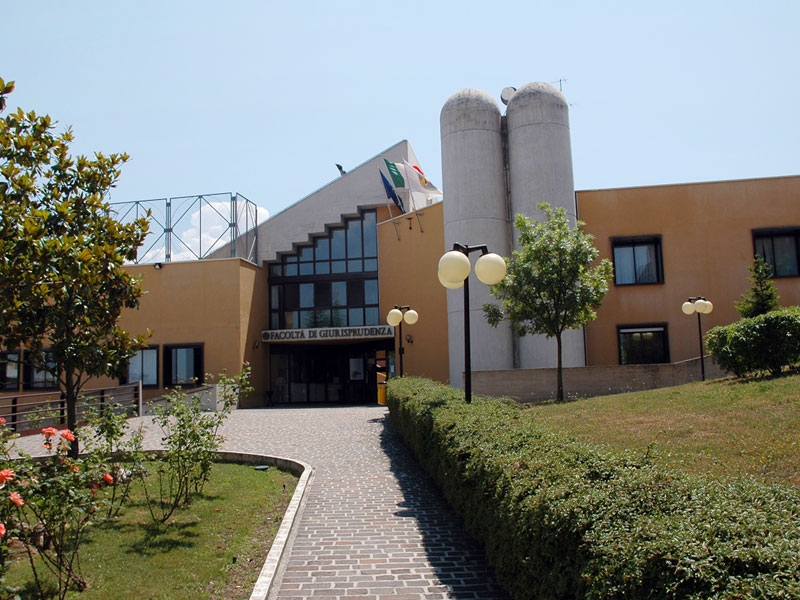 Università del Molise, Facoltà di Giurisprudenza, Campobasso. Photo via Wikipedia CC BY-SA 3.0