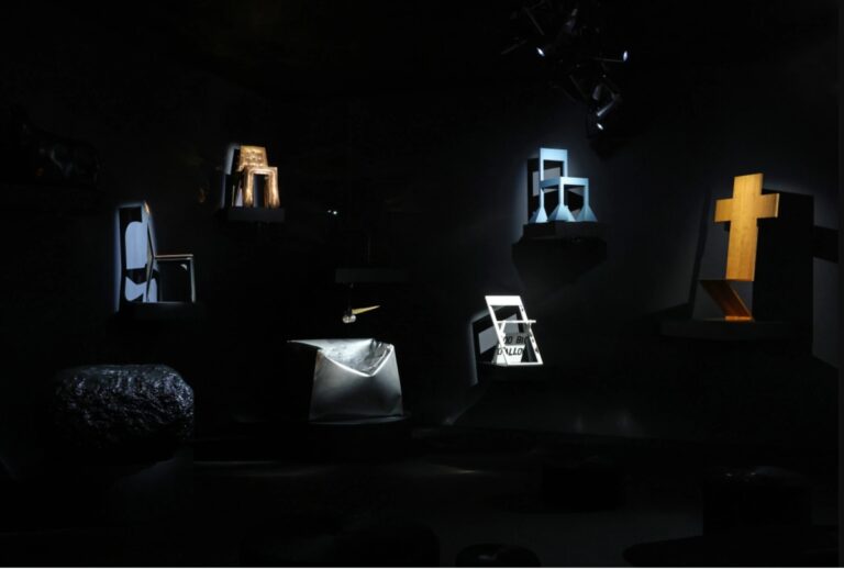 Veduta della mostra “A Chair and You” al Mudac. Dark Space © Lucie Jansch