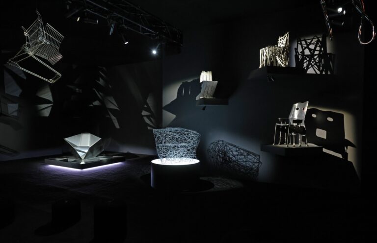 Veduta della mostra “A Chair and You” al Mudac. Dark Space © Lucie Jansch