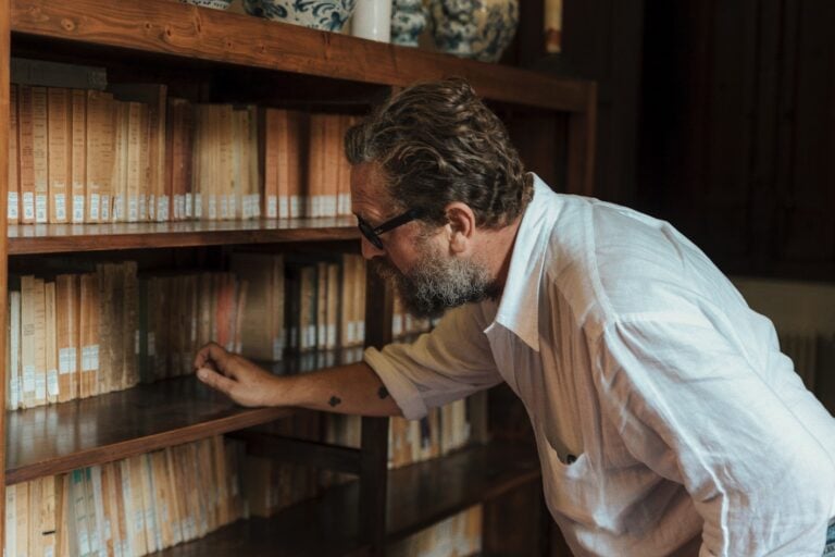 Vito Planeta nella biblioteca della Fondazione Famiglia Piccolo di Calanovella a Sant'Agata di Militello. Photo Roselena Ramistella