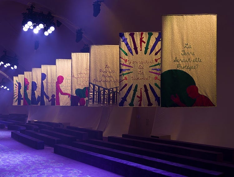 Allestimento della sfilata Haute Couture Primavera - Estate 2020. A cura di Judy Chicago. Fonte pagina ufficiale Dior