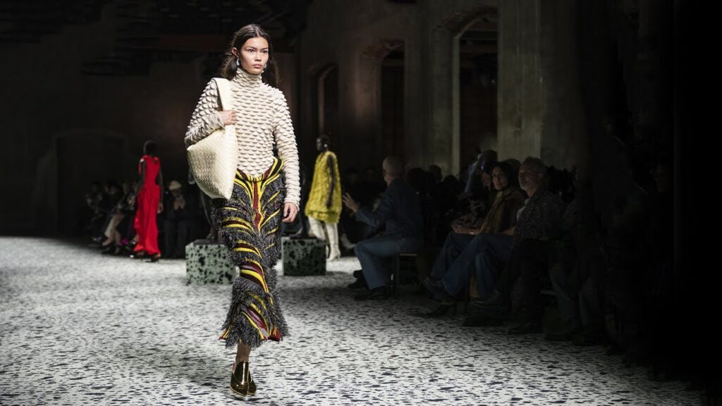 Sculture e design alla Milano Fashion Week. La sfilata di Bottega Veneta è un inno all’arte