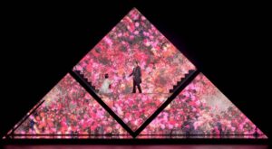 Le futuristiche scenografie di teamLab per la Turandot di Puccini