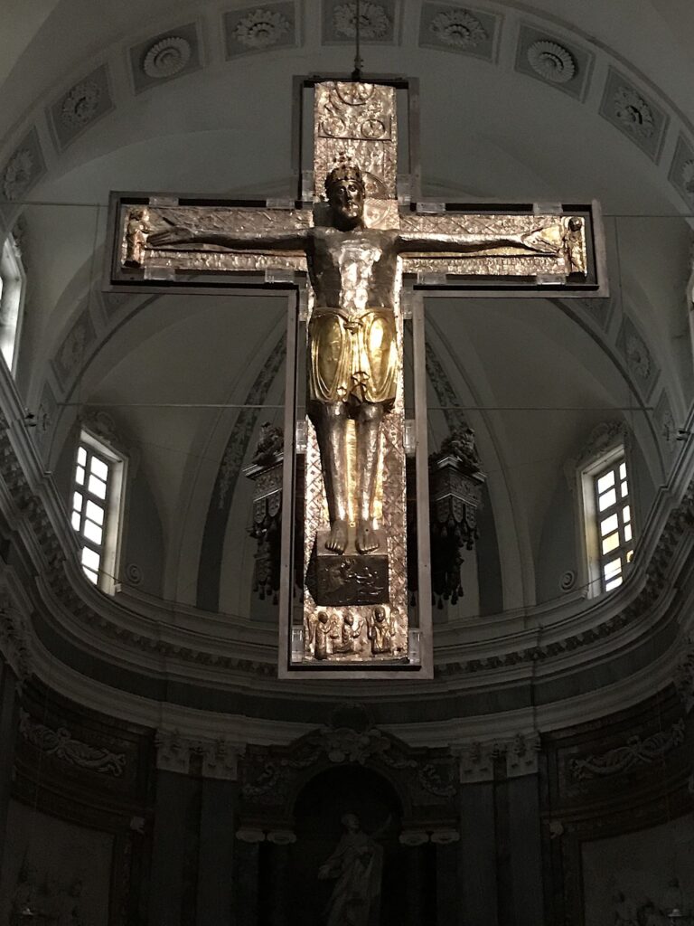 © Photo Dario Bragaglia, Vercelli. Il crocifisso di epoca ottoniana conservato nella Cattedrale di Sant'Eusebio