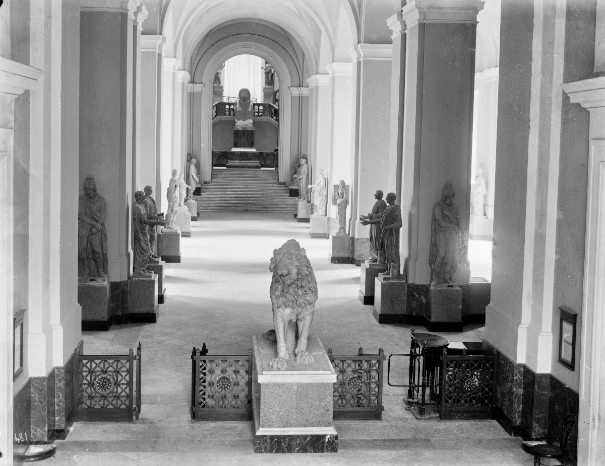 Atrio del Museo Archeologico Nazionale di Napoli agli inizi del '900. Archivio Fotografico MANN 