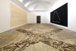 In primo piano, Richard Long, Cross of Sticks, Torino, 1983. Bastoncini di legno 900 × 900 cm, larghezza di ogni braccio 100 cm. Photo Michele Alberto Sereni, courtesy Magonza/ © FAI – Fondo per l’Ambiente Italiano