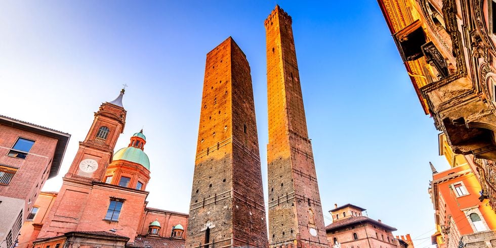 La Torre Garisenda di Bologna rischia di crollare. In arrivo un comitato per il restauro 