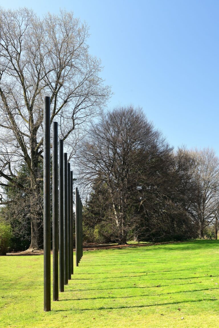 Jene Highstein.Twelve Part Vertical Pipe Piece. Photo Michele Alberto Sereni Magonza, 2023 © Fai