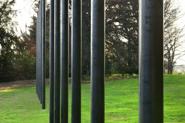 Jene Highstein.Twelve Part Vertical Pipe Piece. Photo Michele Alberto Sereni Magonza, 2023 © Fai