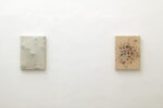 A sinistra, Emil Lukas, Abrasion and the Inner Layers, 1994. Legno, gesso, pittura, tela, 56 × 40,5 × 6,3 cm. A destra, Emil Lukas, When Root Spread, 1994. Tela, tintura di noce, filo, 56 × 40,5 × 5,1 cm. Photo Michele Alberto Sereni, courtesy Magonza/ © FAI – Fondo per l’Ambiente Italiano