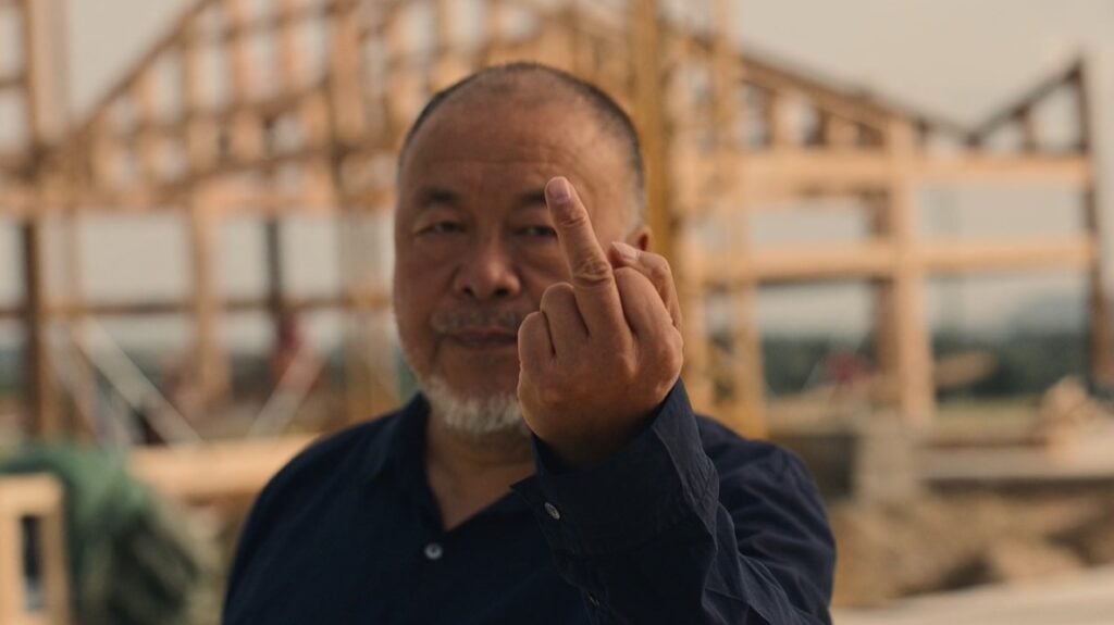 Ai Weiwei invita tutti ad alzare il dito medio contro il potere. Il progetto online