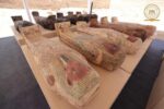 Alcuni dei 250 sarcofagi appena scoperti a Saqqara. Photo Ministry of Tourism and Antiquities