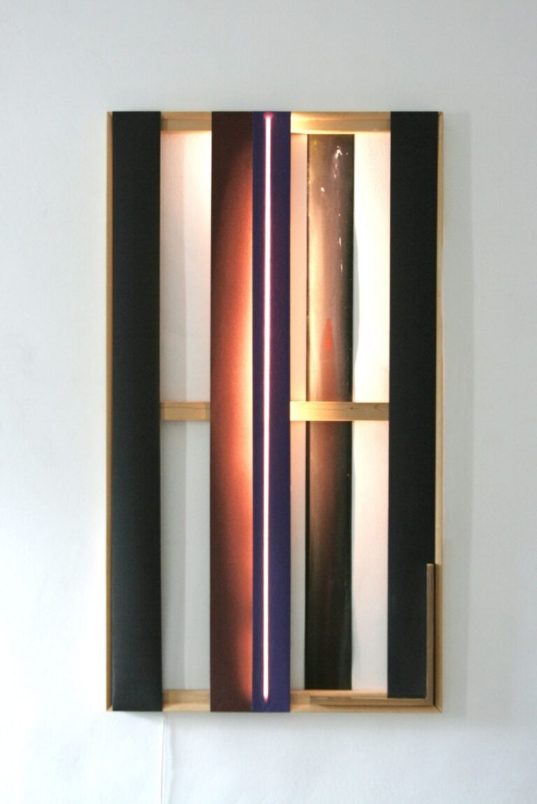 Ancillai, Lines at work, 2021, sandcanvas, LED, bronze, cm 180 x 100 x 6 cm