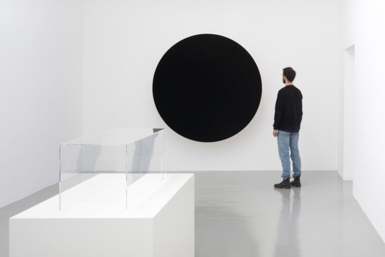 Anish Kapoor and Giulio Paolini, installation view at Galleria Massimo Minini, Brescia. Courtesy the artists and Galleria Massimo Minini. Photo Petrò Gilberti