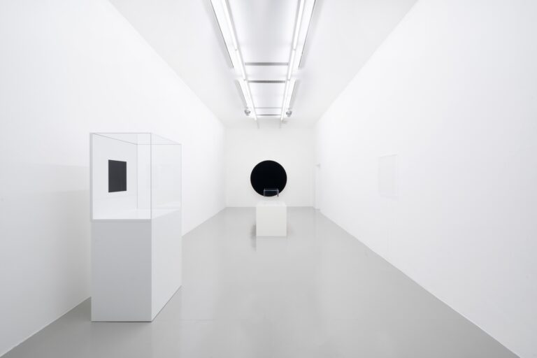 Anish Kapoor and Giulio Paolini, installation view at Galleria Massimo Minini, Brescia. Courtesy the artists and Galleria Massimo Minini. Photo Petrò Gilberti