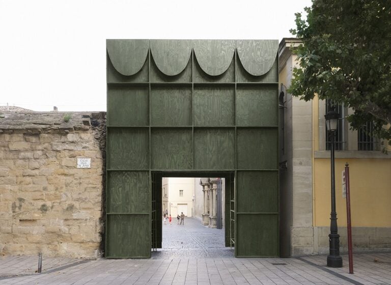 Associates Architecture, Extra–ordinary Gate a Logrono, Spagna. Vista del portale dalla Calle Once de Junio © Associates Architecture