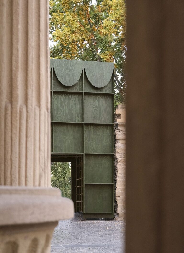 Associates Architecture, Extra–ordinary Gate a Logrono, Spagna. Vista del portale attraverso il Parlamento de la Rioja © Associates Architecture