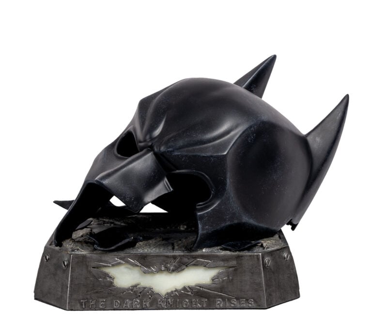 Batman – The Dark Knight Rises. Broken mask, 2015. Toyforce Scala 1_1. Dimensioni scatola_ 30,5 x 34 x 26 cm. Con Brown box. Stima € 400 €800