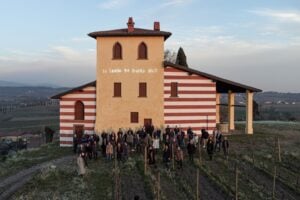 “Il lavoro ha diversi volti”: l’installazione luminosa tra le vigne in Franciacorta