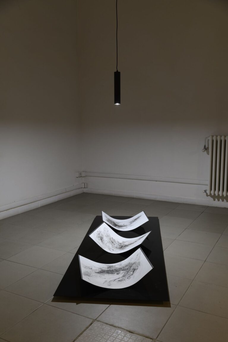 Corinna Gosmaro, Delusional Beliefs, 2023, veduta della mostra presso The Gallery Apart Roma (seminterrato), foto di Giorgio Benni, Courtesy The Gallery Apart Roma