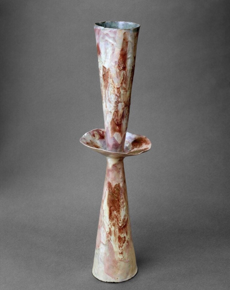 Fausto Melotti, Vaso, 1950 circa, ceramica smaltata policroma, h 58 × 17 Ø cm, collezione privata, courtesy Hauser & Wirth, photo courtesy Fondazione Fausto Melotti, Milano