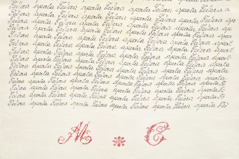 Federa aperta (Serie SCRITTURE), 1960s. Lettering in black and gold leaf, initials M and C hand embroidered in red. Foto di Carlo Favero