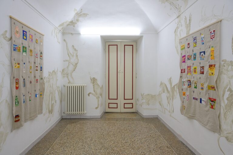 Giuseppe Abate, Venerdì nero, argilla liquida su muro, dimensioni ambientali, 2023. Photo Stefano Mattea
