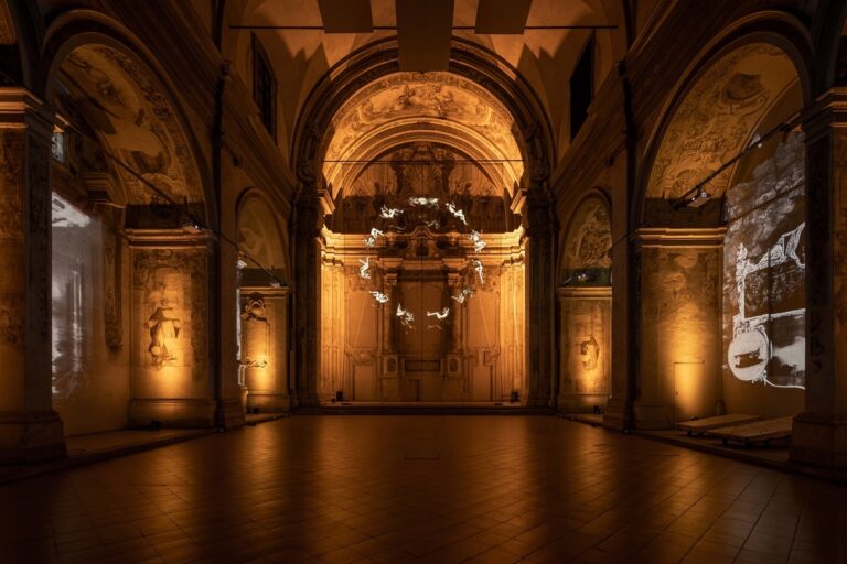 Gonzalo Borondo, Settimo Giorno, installation view at Chiesa di San Mattia, Bologna, 2023. Photo Roberto Conte