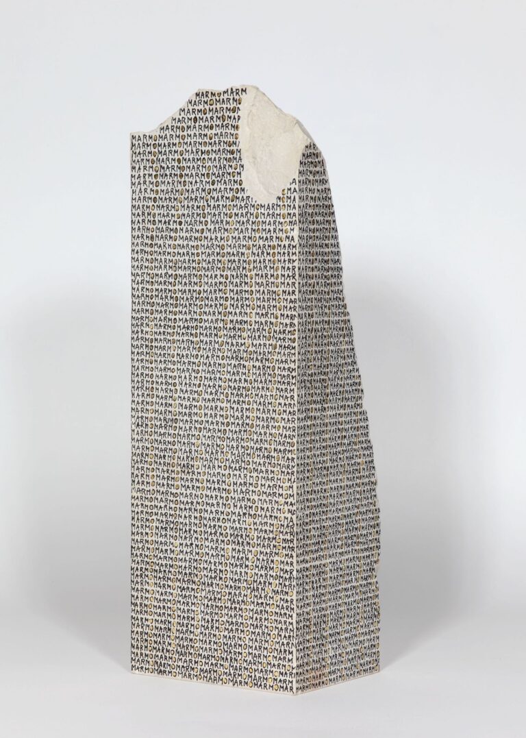 Greta Schödl, Senza titolo, 2022, inchiostro e foglia d'oro su marmo