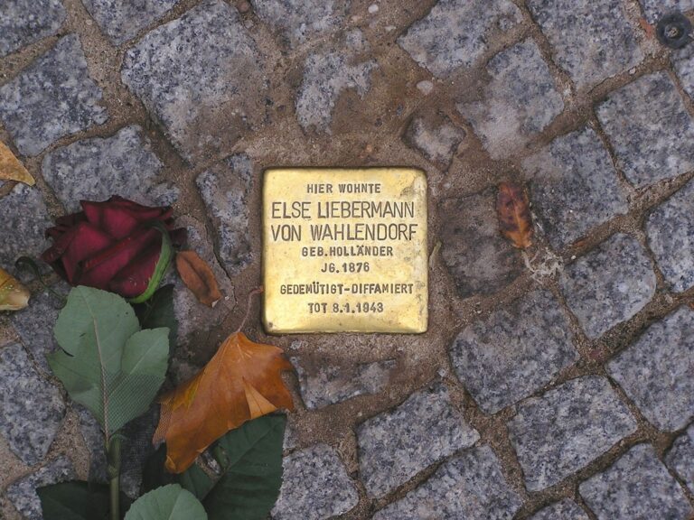 Gunter Demnig, Stolperstein, Berlino, 26 settembre 2006. Photo Axel Mauruszat via Wikipedia