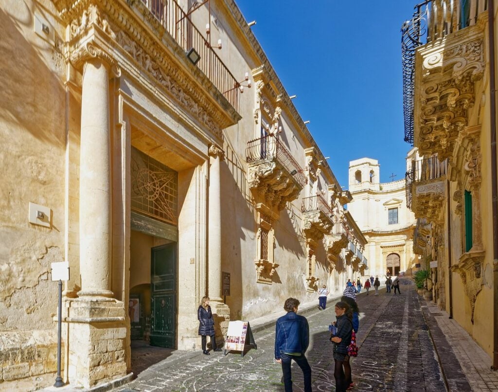 Arte e cucina a Palazzo Nicolaci di Noto: apre Viva il Bistrot, con la galleria Spazionoto