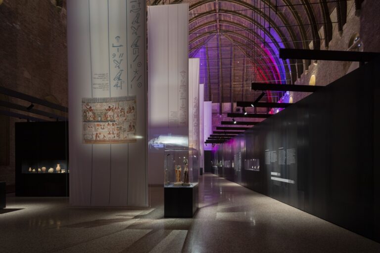 I creatori dell’Egitto eterno. Scribi, artigiani e operai al servizio del faraone, installation view at Basilica Palladiana, Vicenza, 2023. Credit Luca Zanon