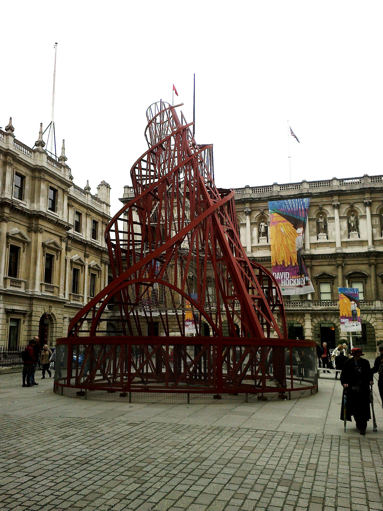 Il Modello della torre di Tatlin nel cortile della Royal Academy di London. Ph: Toby