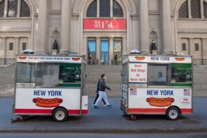 La storia di Dan Rossi, il “re degli hot dog” di fronte al Metropolitan di New York