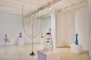 Luce, acqua e vetro nella mostra di José Angelino e Tristano di Robilant a Roma