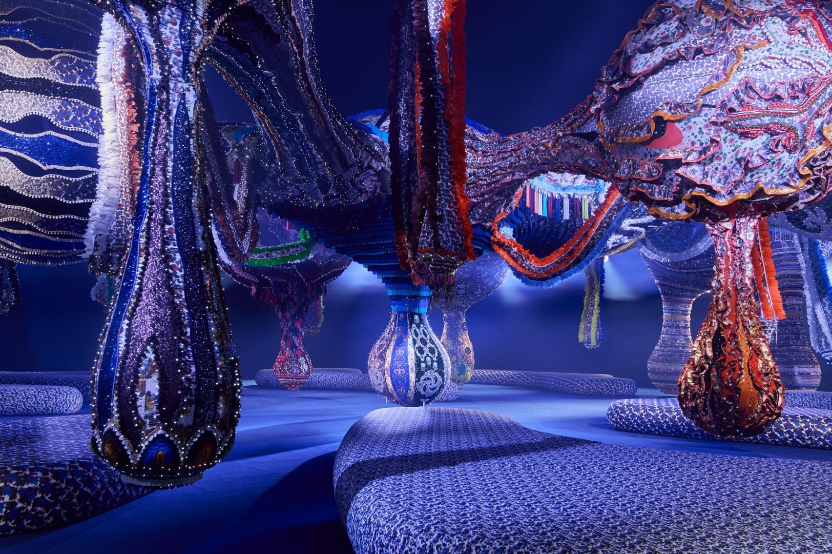 Installazione Valkyria Miss Dior di Joana Vasconcelos alla Paris Fashion Week 2023 