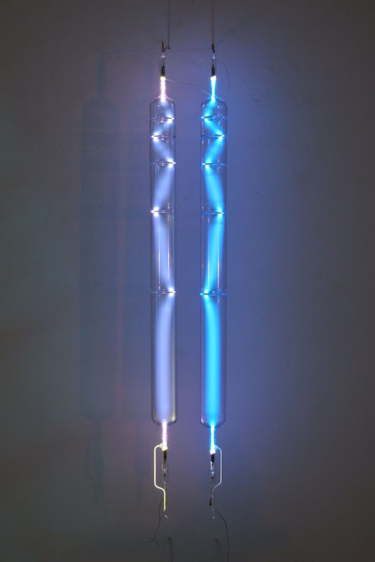 Josè Angelino, Confini 2021, vetro soffiato, gas Argon, gas Neon, Foto © Simon d'Exéa, Courtesy Galleria Alessandra Bonomo