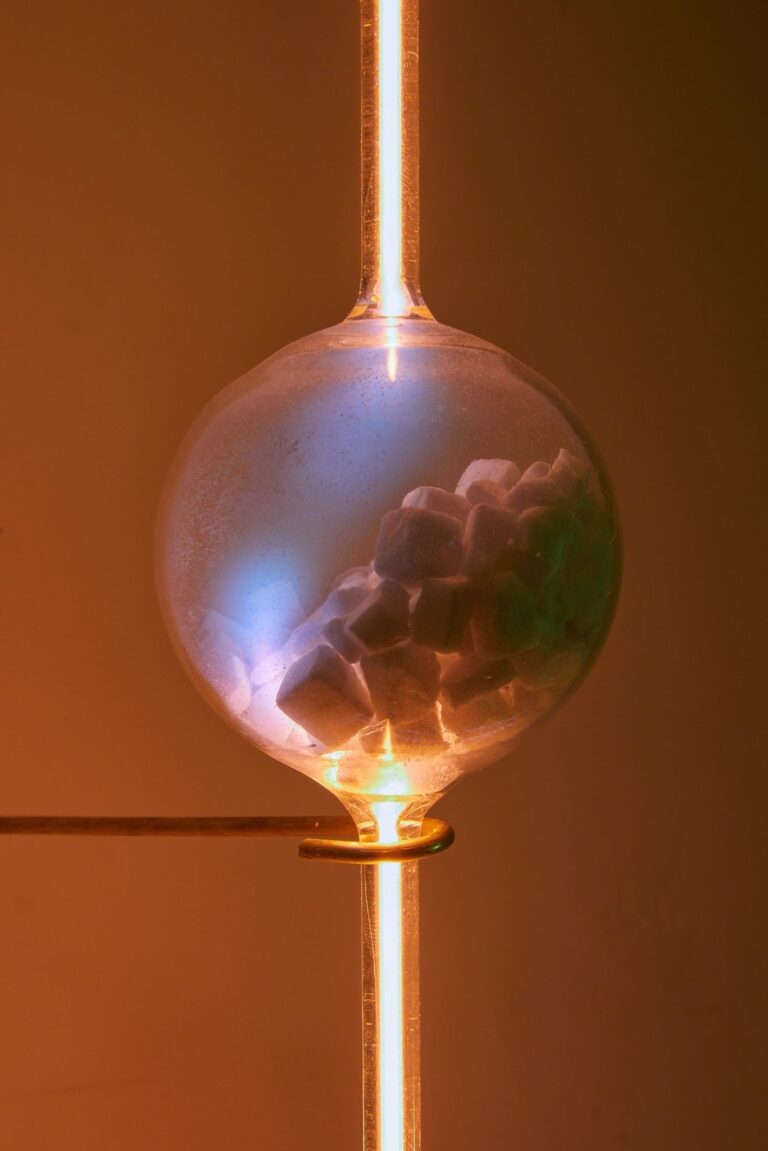 Josè Angelino, Sintonie 2022, vetro soffiato, gas Argon, gas Neon, marmo di carrara, Foto © Simon d'Exéa, Courtesy Galleria Alessandra Bonomo