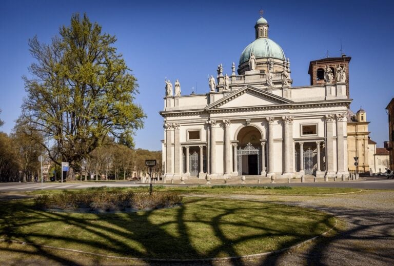 La facciata del Duomo di Vercelli